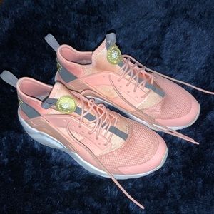 Pink Nike Huarache Run sneakers size 7Y